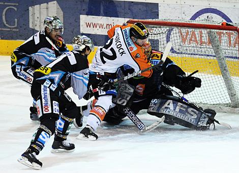 Lorenz Hirn Liwest Black Wings Linz vs. Quinn Hancock EC Moser Medical Graz 99ers