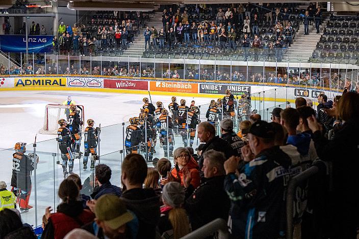 Die Steinbach Black Wings Linz feiern den Heimsieg Steinbach Black Wings Linz vs HCB Suedtirol Alperia, 15. Runde ICE Hockey League, Steinbach Black Wings Linz, Linz AG Eisarena 
