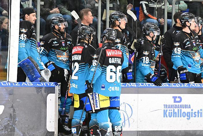 Jonathan Oschgan (Steinbach Black Wings Linz) feiert das Tor zum 5 zu 0, 34. Runde ICE, Steinbach Black Wings Linz vs Hydro Fehervar AV 19, Linz AG Eisarena
