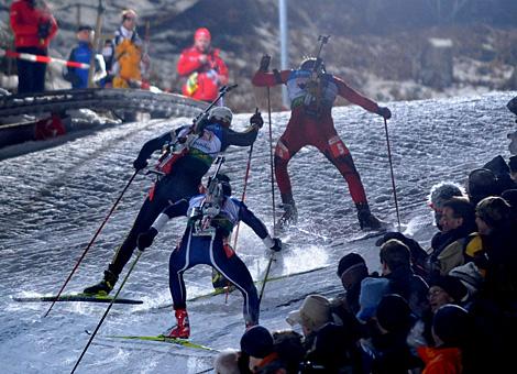 #5-1 Emil Hegle Svendsen, Team Norwegen fuehrt die Spitze des Rennens ueber die Mauer von Ruhpolding.