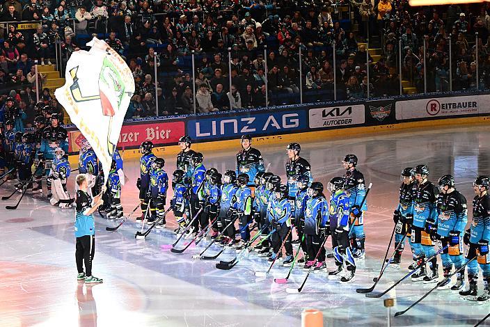 Das Team der Steinbach Black Wings Linz mit dem Nachwuchs der Amstettner Wölfe,  17. Runde ICE, Steinbach Black Wings Linz vs Team Ferencvarosi Torna Club FTC-Telekom (HUN), Linz AG Eisarena 