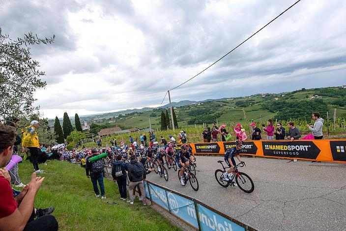 Egan Bernal (COL, Ineos Grenadiers)  klettert zur Bergwertung Gornje Cerovo in Slowenien Stage 15 Grado - Gorizia (147km), 104. Giro d Italia, UCI Worl Tour