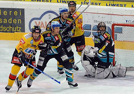 #28 Brad Tiley, Verteidiger, EHC Liwest Black Wings Linz und die #29 Sean Selmser, Stuermer, Vienna Capitals im Zweikampfvor dem Tor der Linzer.